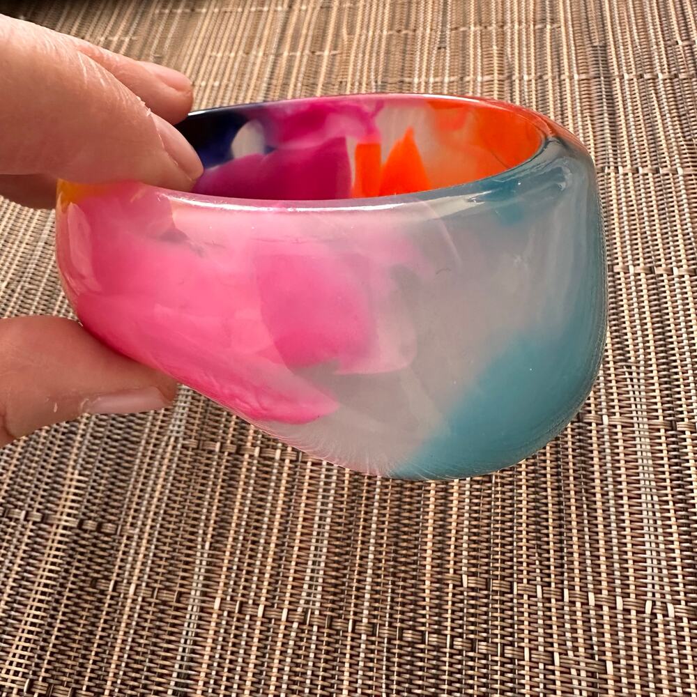 Rainbow Swirl Lucite Bangle Bracelet Heavy Chunky Jewelry Shiny 60s 70s Retro - Picture 12 of 14